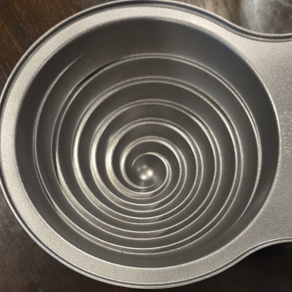 WILTON Dimensions Large Cupcake Pan - Picture 3 of 7